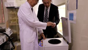 (株)バイタルリソース応用研究所の岡元博士と(株)福岡フーズの代表 吉水